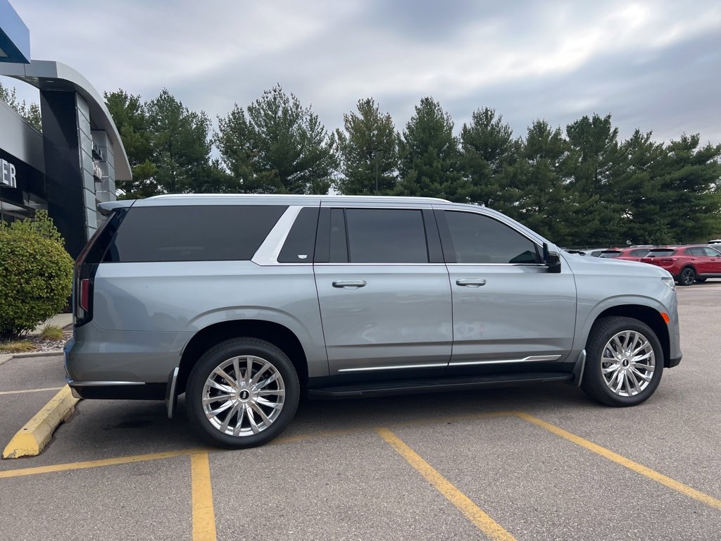Used 2024 Cadillac Escalade ESV Premium Luxury image 5