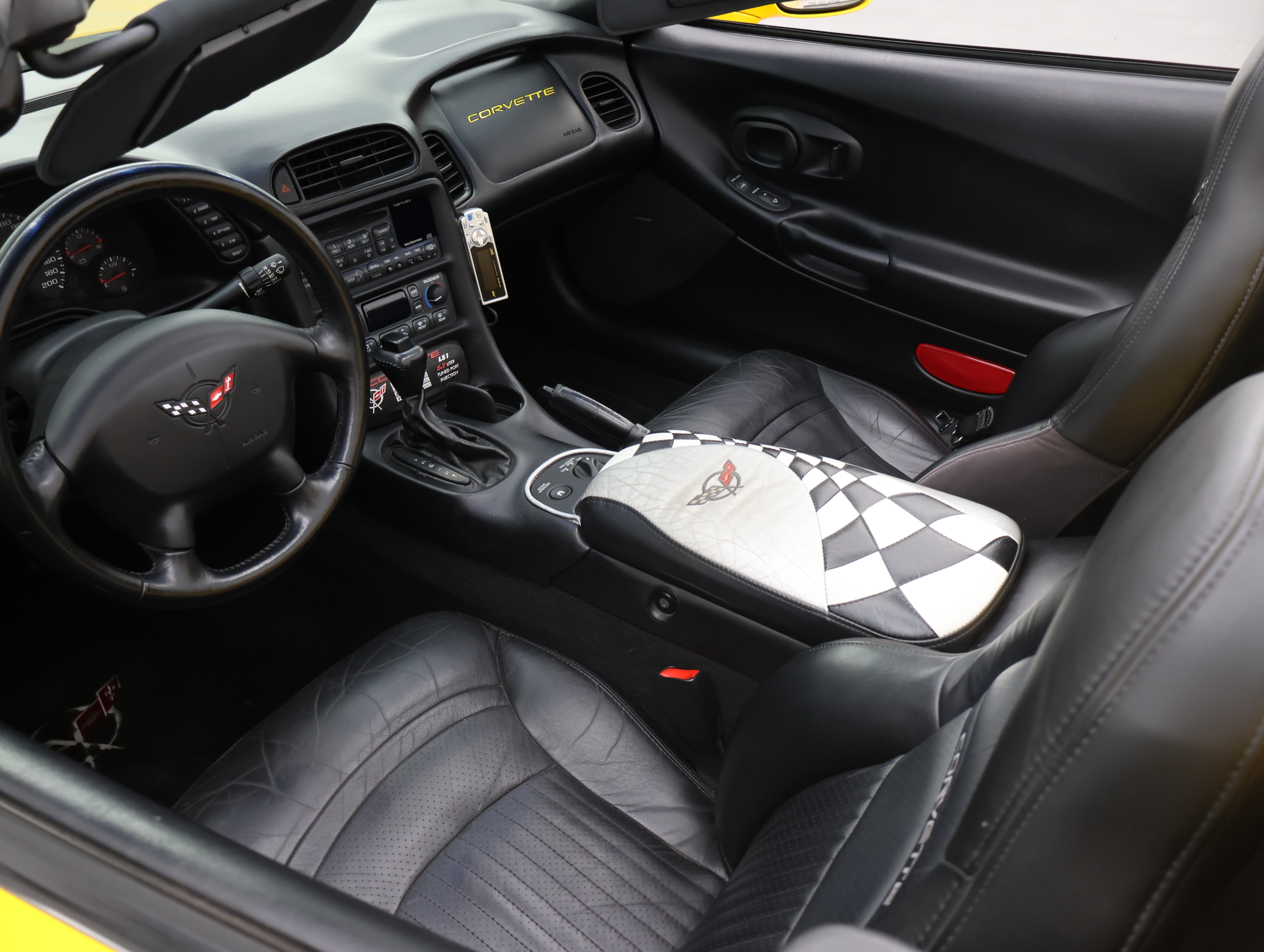 Used 2000 Chevrolet Corvette Convertible w/ Memory Pkg RWD image 37