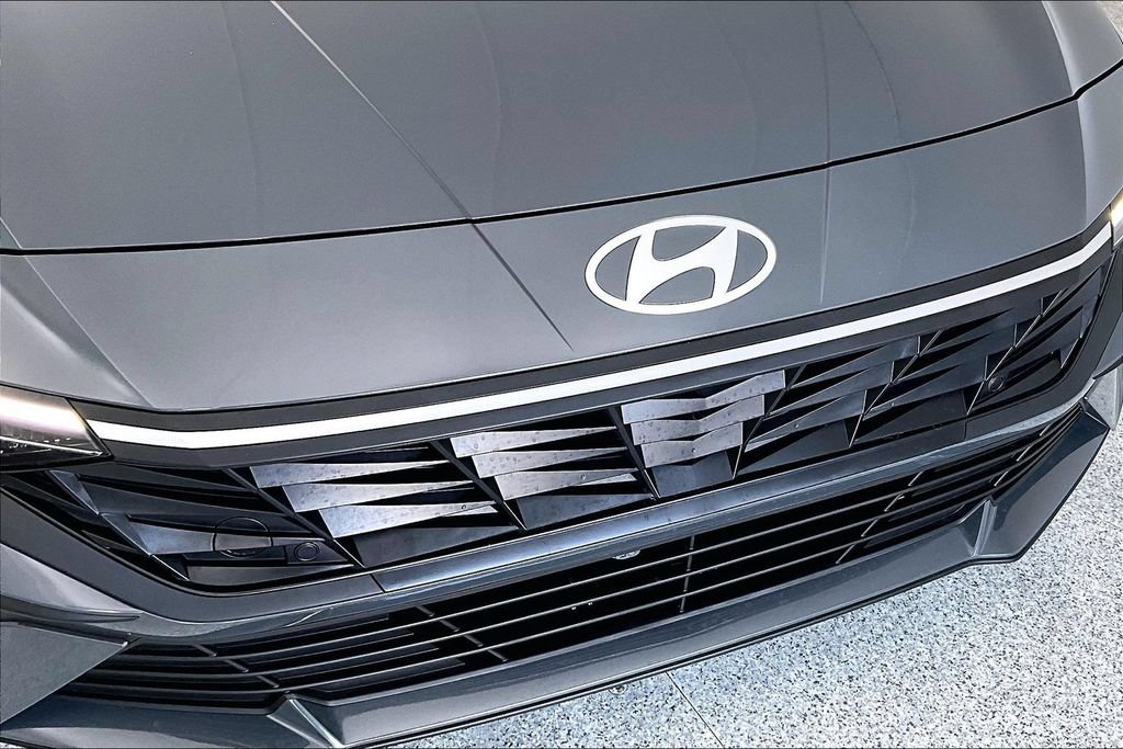 Used 2026 Hyundai Elantra SE FWD image 31