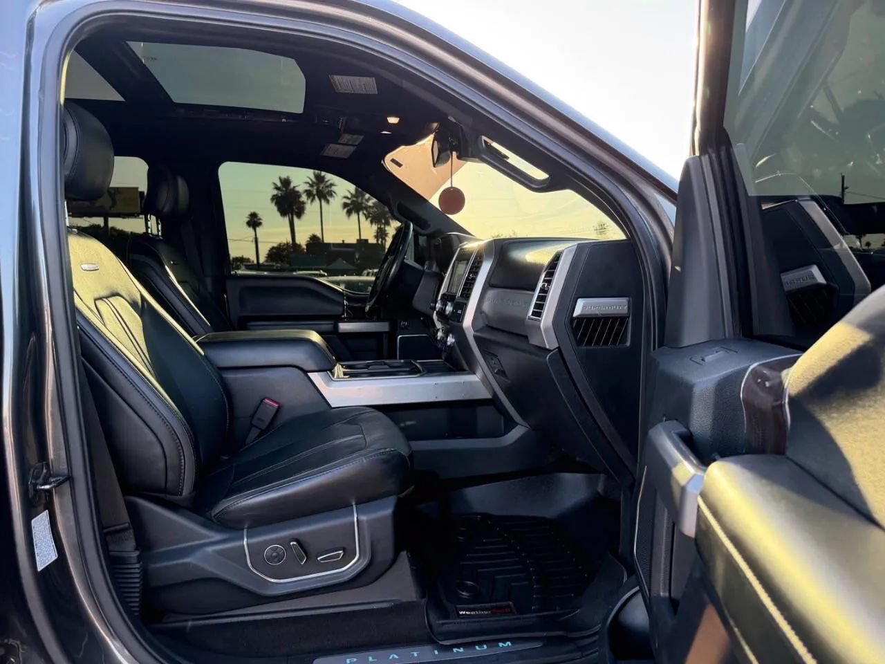 Used 2017 Ford F350 Platinum w/ Platinum Ultimate Package AWD/4WD image 31