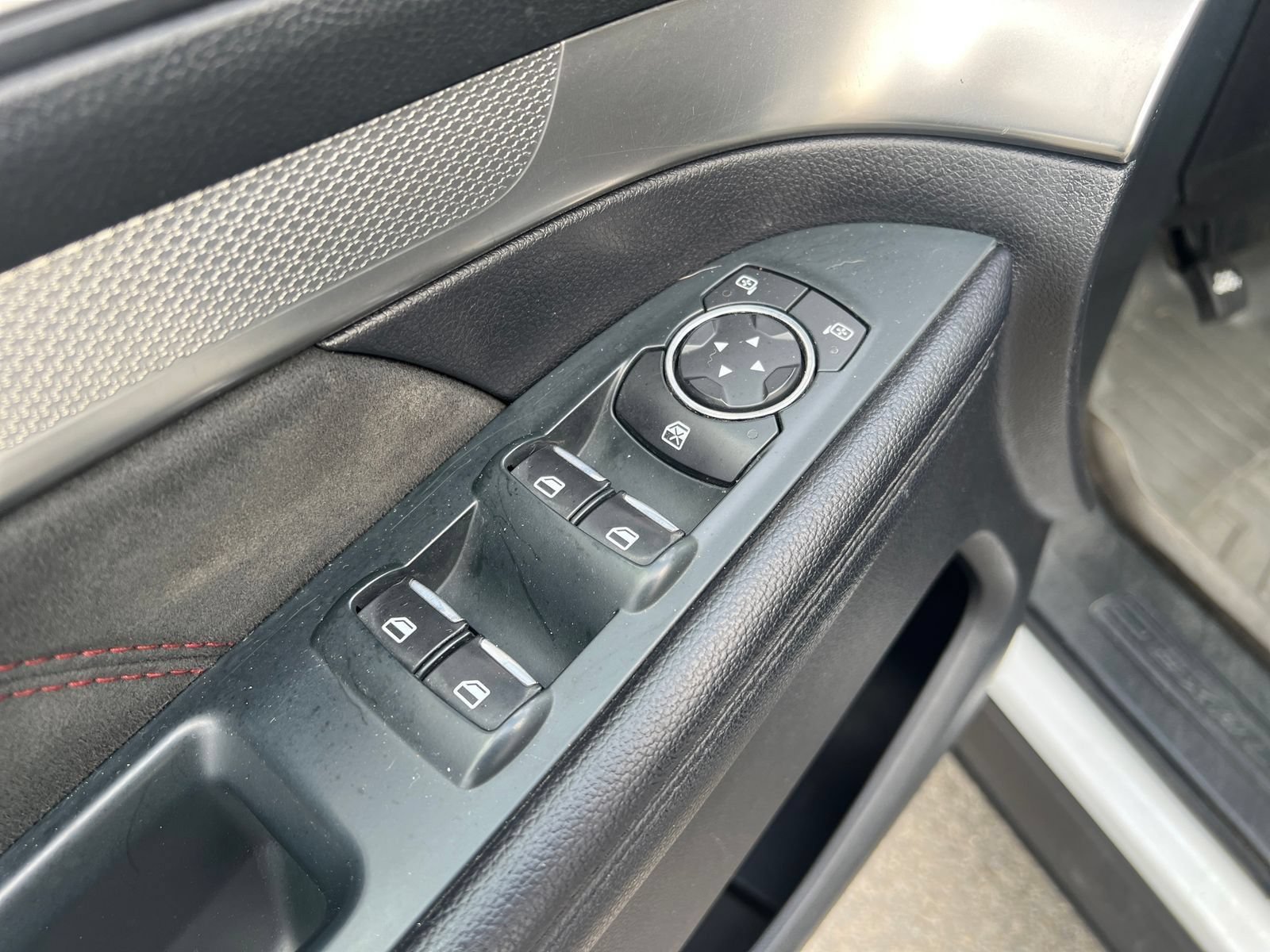 Used 2018 Ford Explorer XLT w/ Equipment Group 202A AWD/4WD image 11
