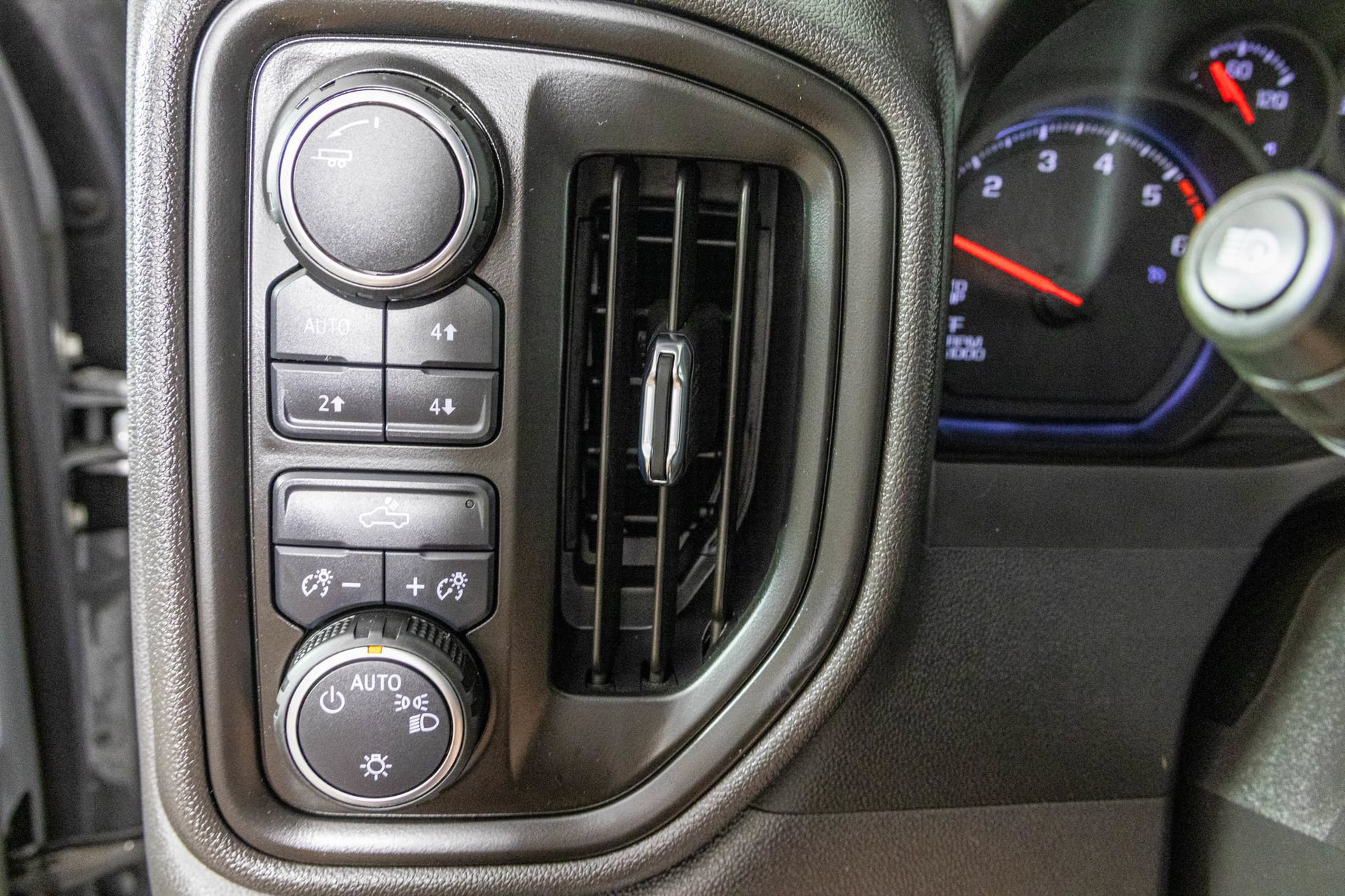 Used 2025 Chevrolet Silverado 1500 Custom Trail Boss AWD/4WD image 32