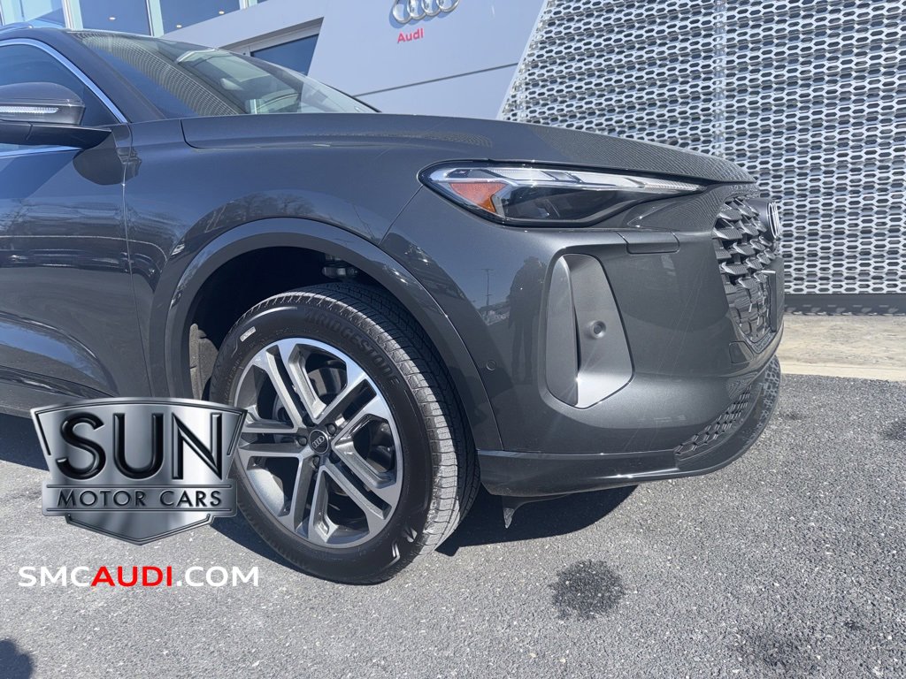 Used 2025 Audi Q5 Premium w/ Convenience Package image 2