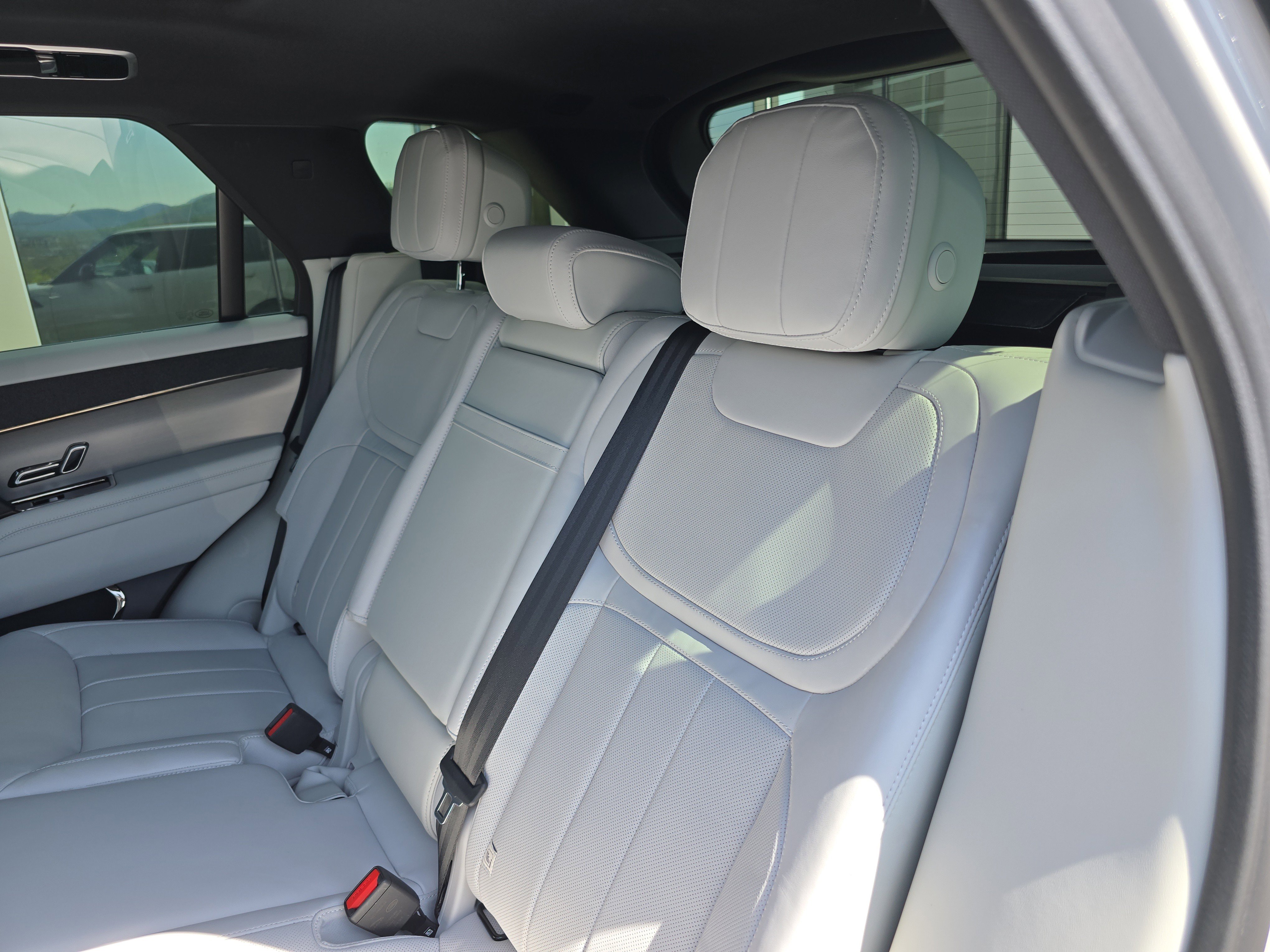 Used 2025 Land Rover Range Rover Sport SE AWD/4WD image 15