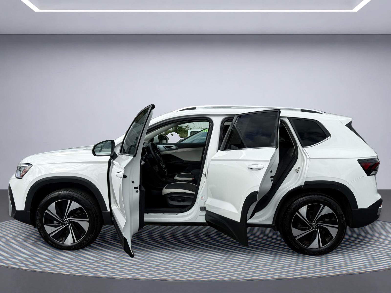 Used 2025 Volkswagen Taos SE AWD/4WD image 11
