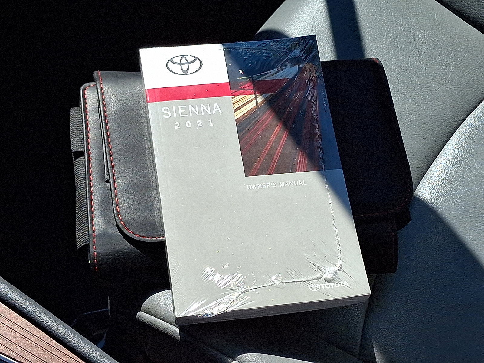 Used 2021 Toyota Sienna XLE image 29