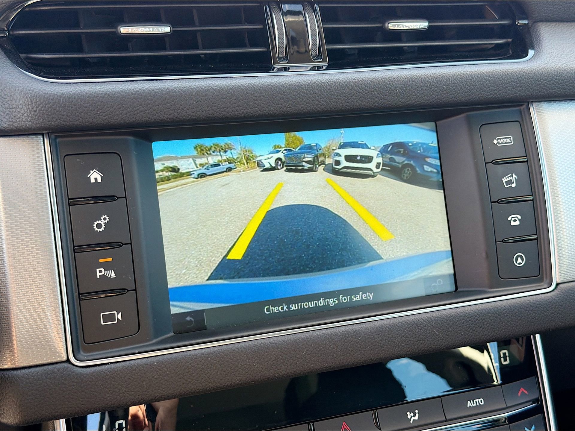 Used 2018 Jaguar XF Premium image 32