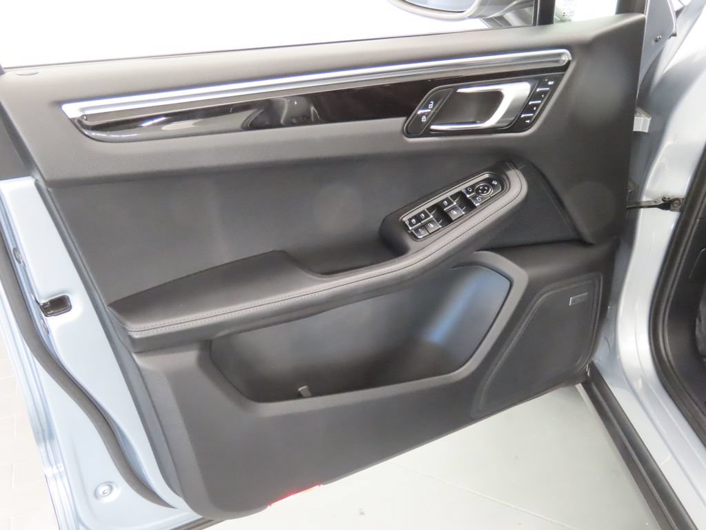 Certified 2024 Porsche Macan Turbo AWD/4WD image 35