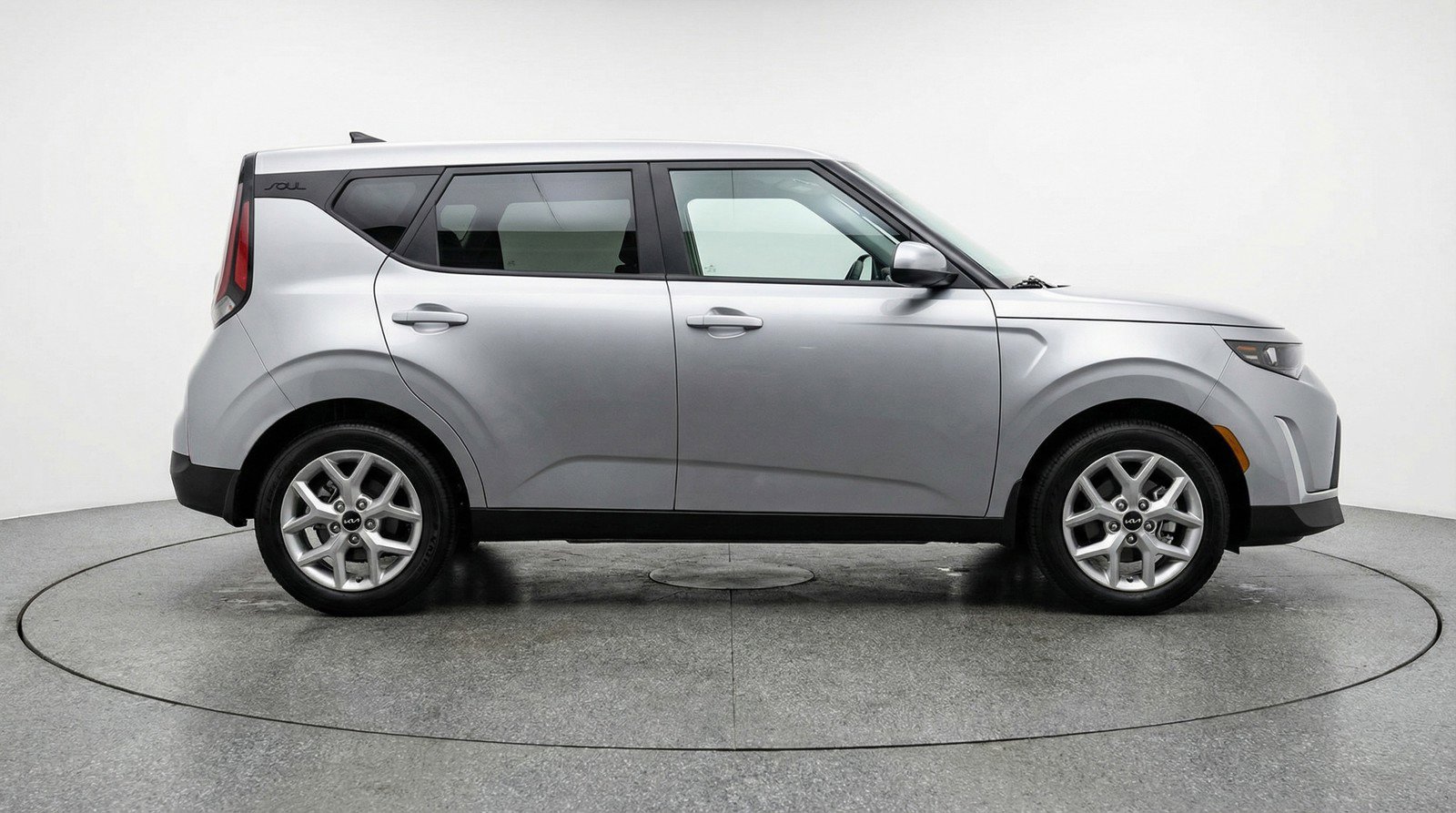 Used 2025 Kia Soul LX w/ LX Technology Package FWD image 11