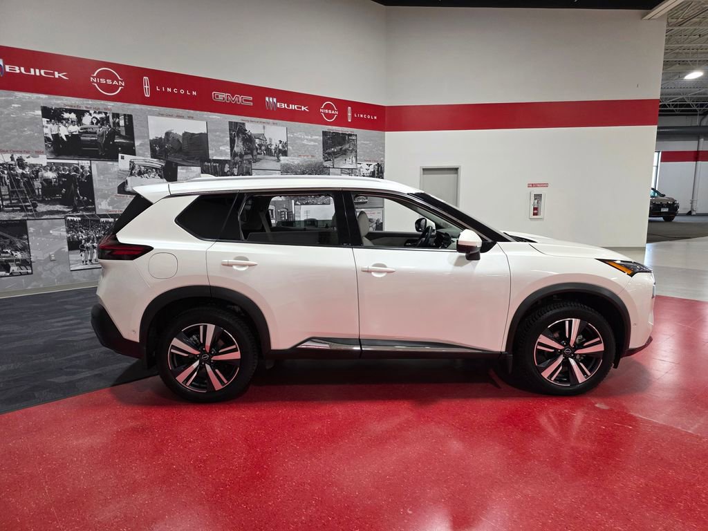 Used 2023 Nissan Rogue SL w/ SL Premium Package image 2