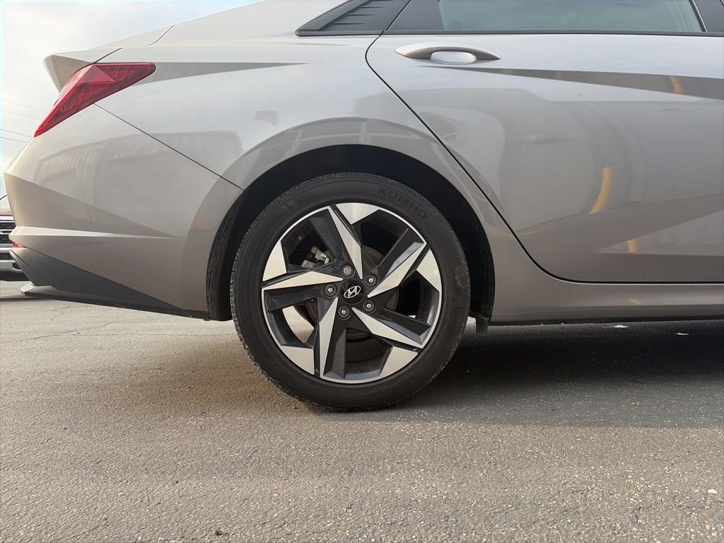 Used 2023 Hyundai Elantra SEL w/ Convenience Package image 9