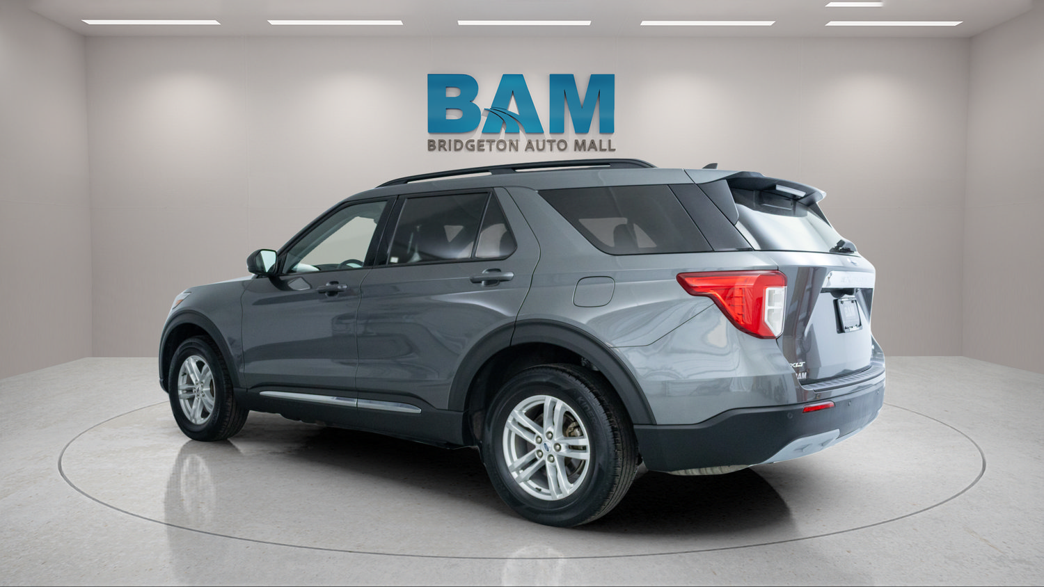 Used 2023 Ford Explorer XLT w/ Equipment Group 202A AWD/4WD image 5