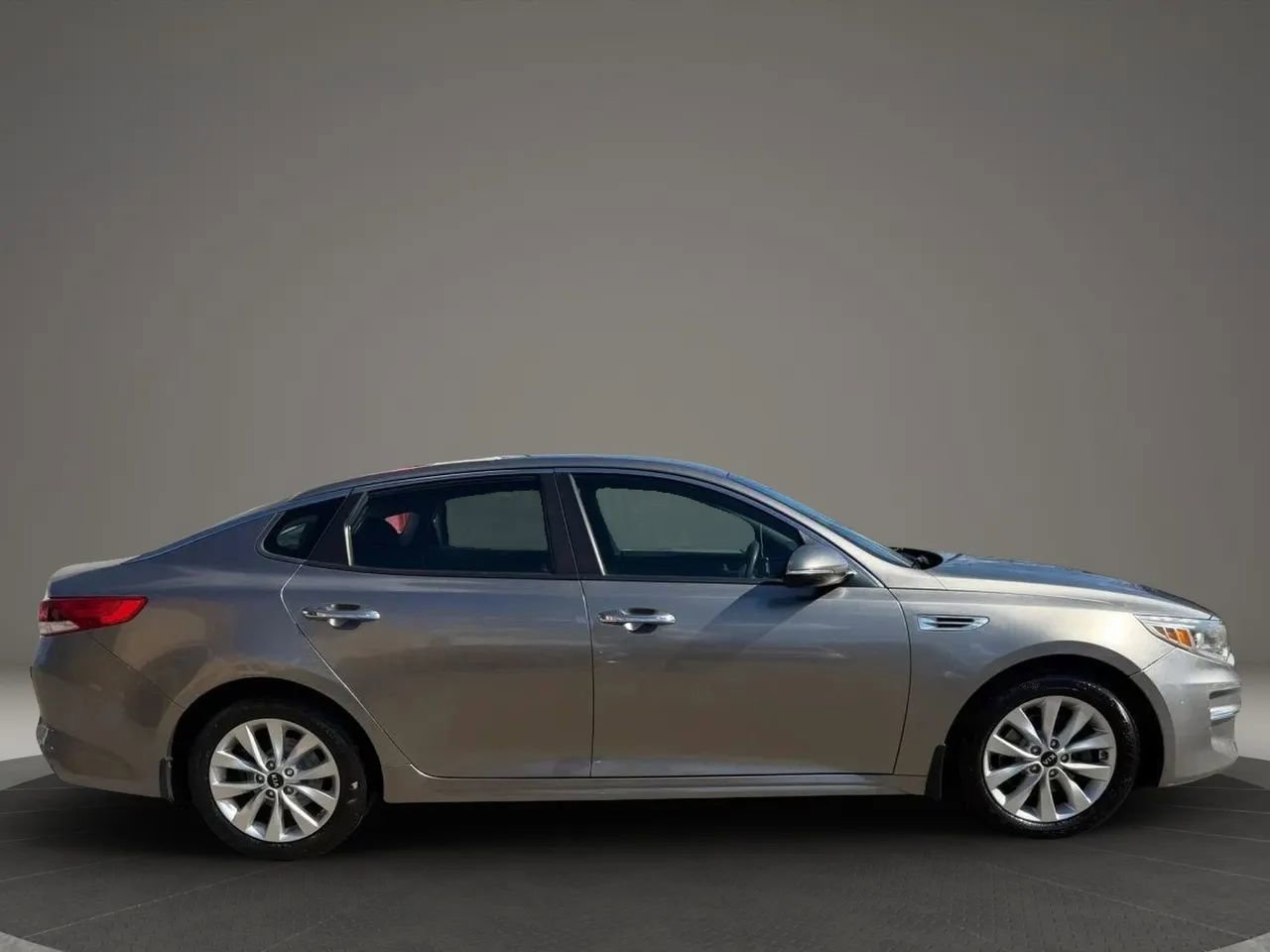 Used 2018 Kia Optima LX w/ 17" Alloy Wheels Package image 4