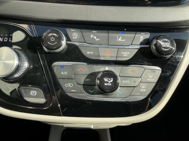 Used 2024 Chrysler Pacifica Touring-L FWD image 20