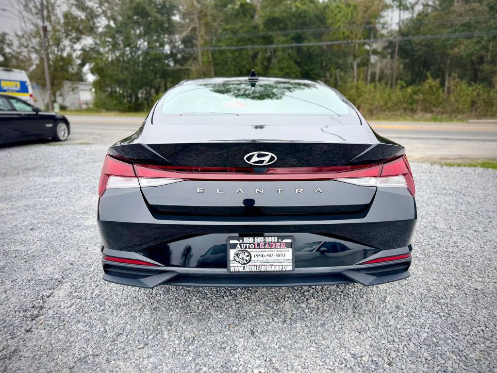 Used 2021 Hyundai Elantra SE FWD image 3