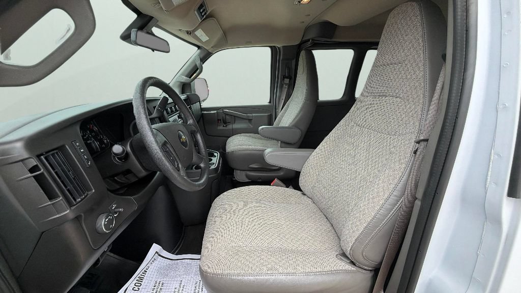 Used 2025 Chevrolet Express 3500 LT w/ LT Preferred Equipment Group RWD image 17