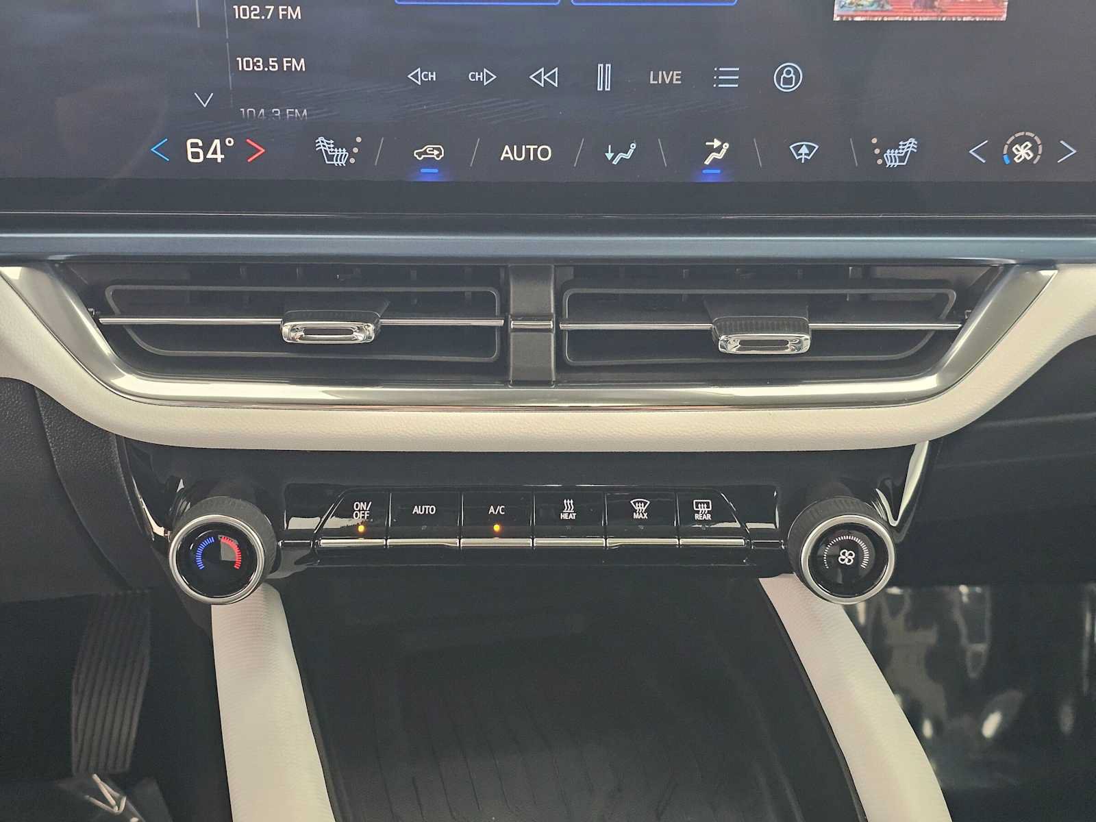 Used 2024 Chevrolet Equinox EV LT FWD image 31
