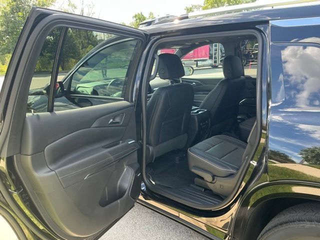 Used 2025 Chevrolet Traverse High Country w/ LPO, Floor Liner Package AWD/4WD image 16