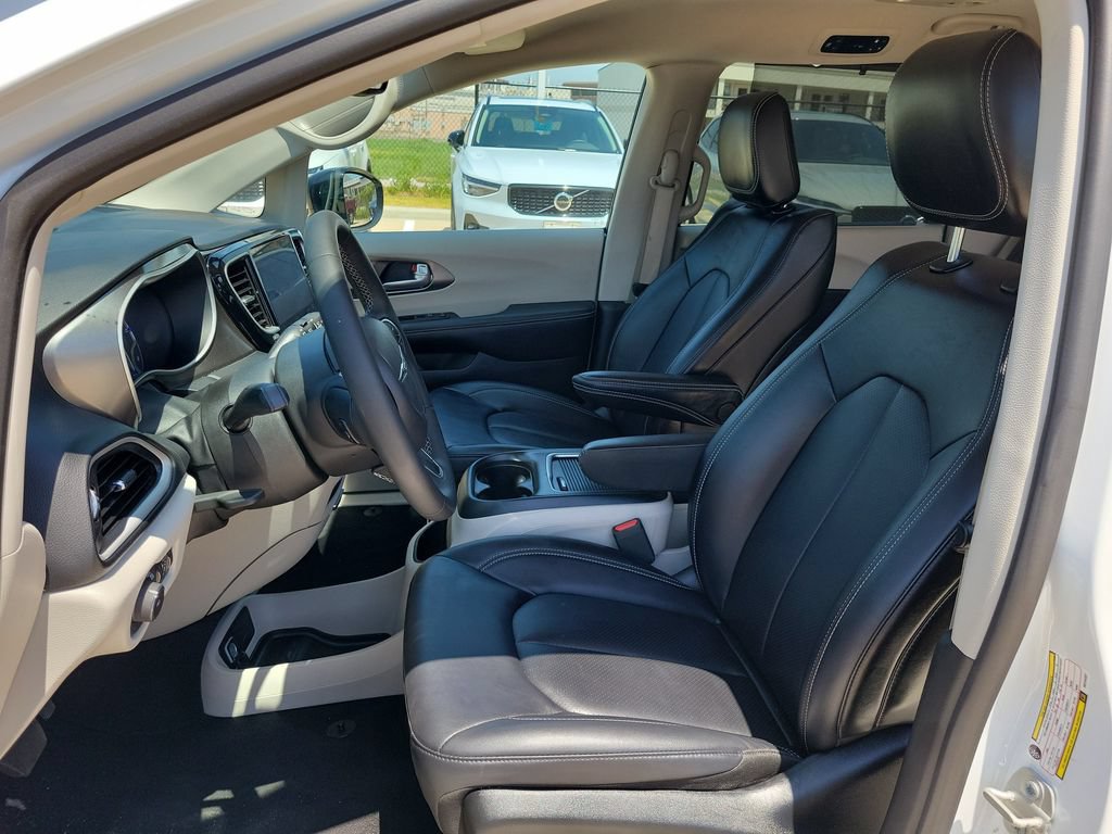 Used 2024 Chrysler Pacifica Touring-L FWD image 13