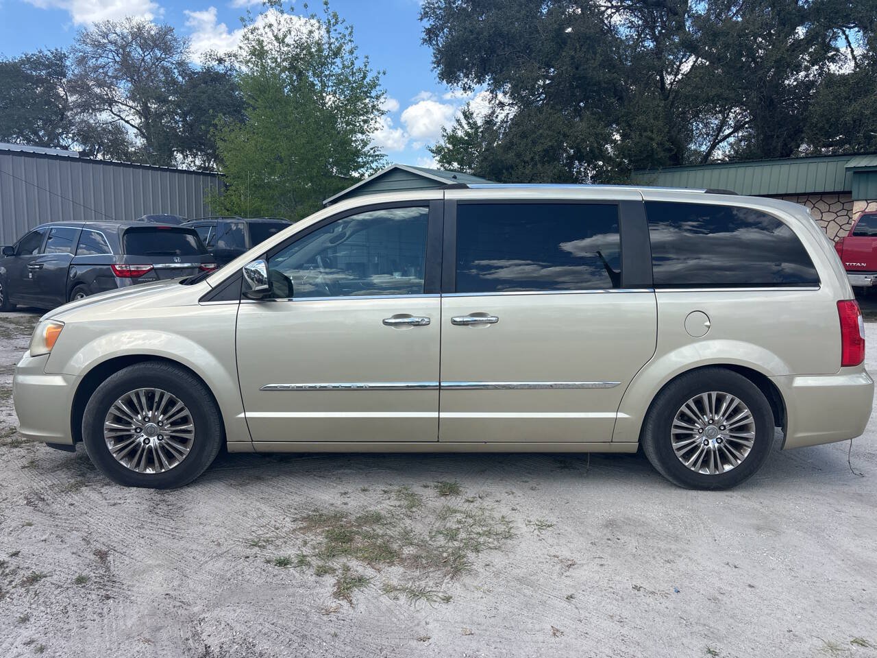 Used 2011 Chrysler Town & Country Limited FWD image 3