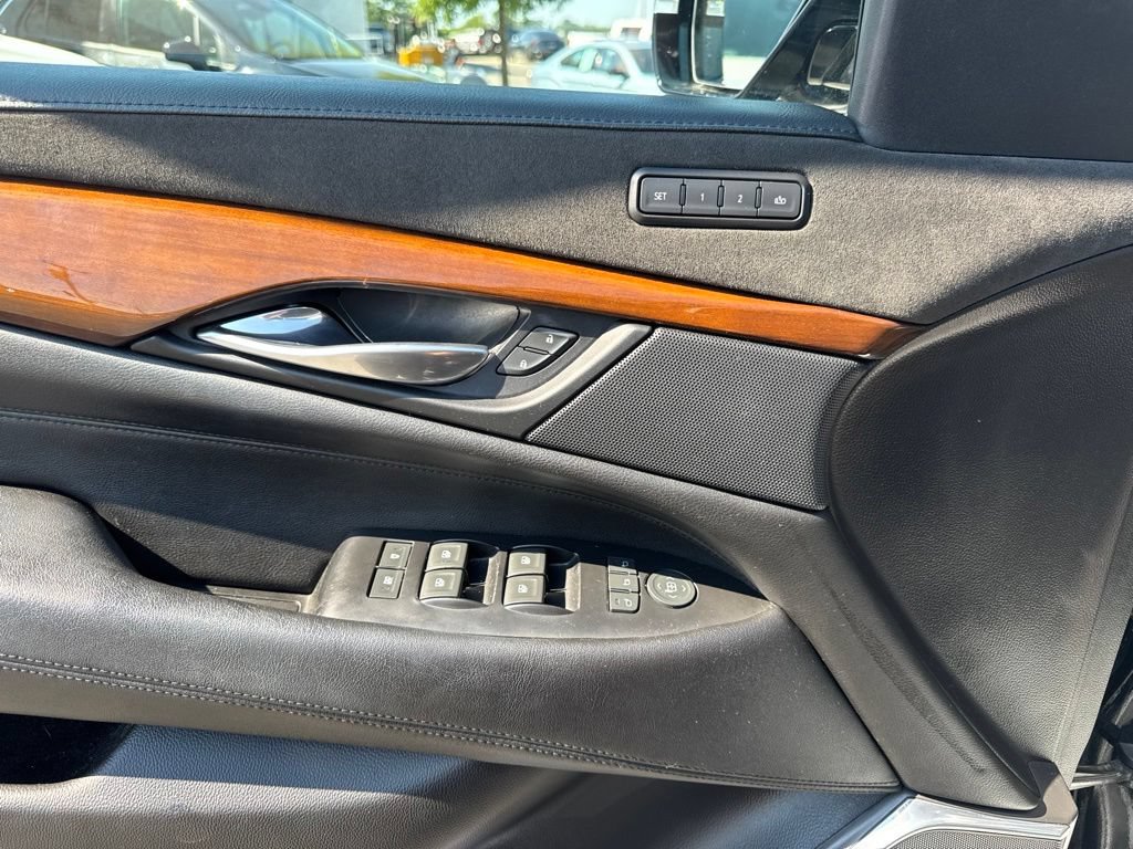 Used 2020 Cadillac Escalade Luxury RWD image 11