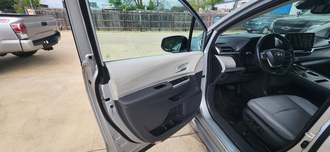 Used 2022 Toyota Sienna XLE image 14