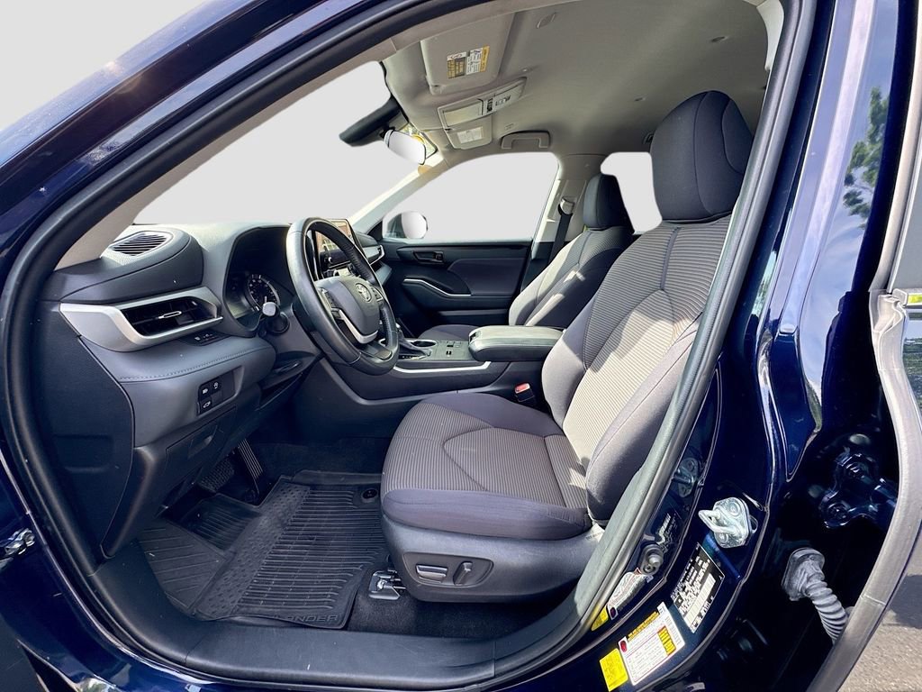 Used 2023 Toyota Highlander LE FWD image 32