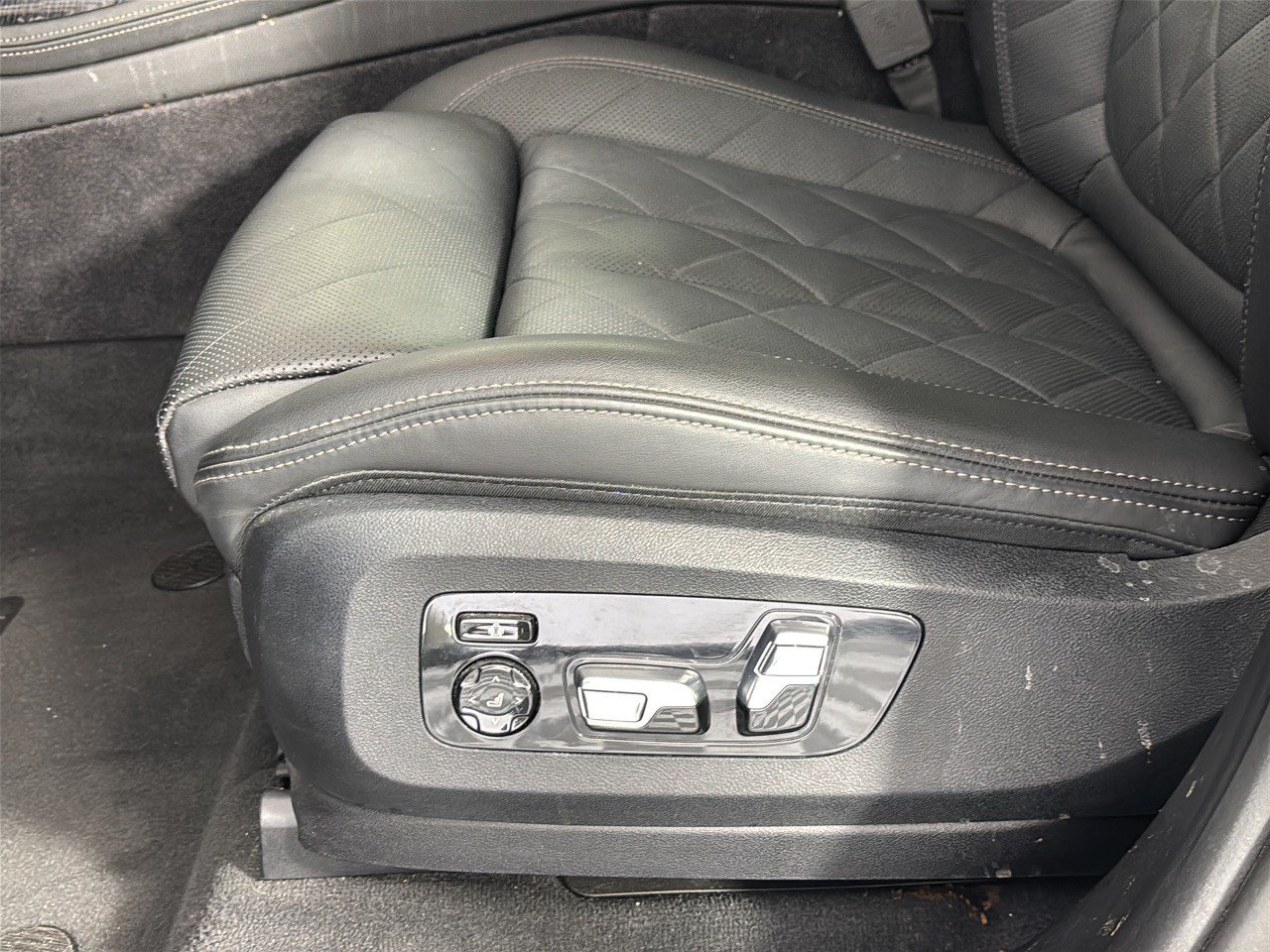 Used 2024 BMW X7 xDrive40i w/ M Sport Package AWD/4WD image 16
