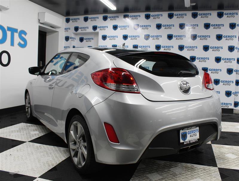 Used 2016 Hyundai Veloster image 2