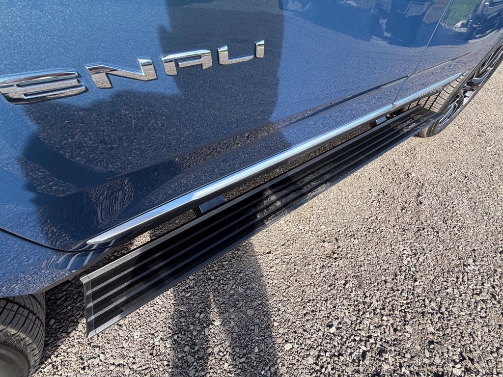 Used 2026 GMC Yukon Denali w/ Sun & Power Step Package AWD/4WD image 16