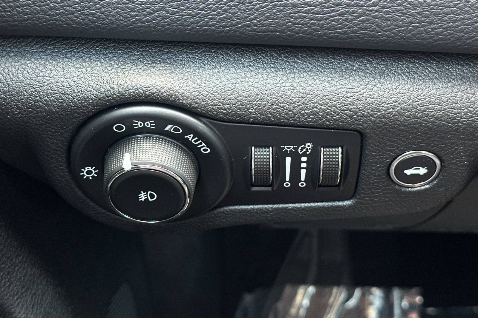 Used 2015 Chrysler 200 S FWD image 27