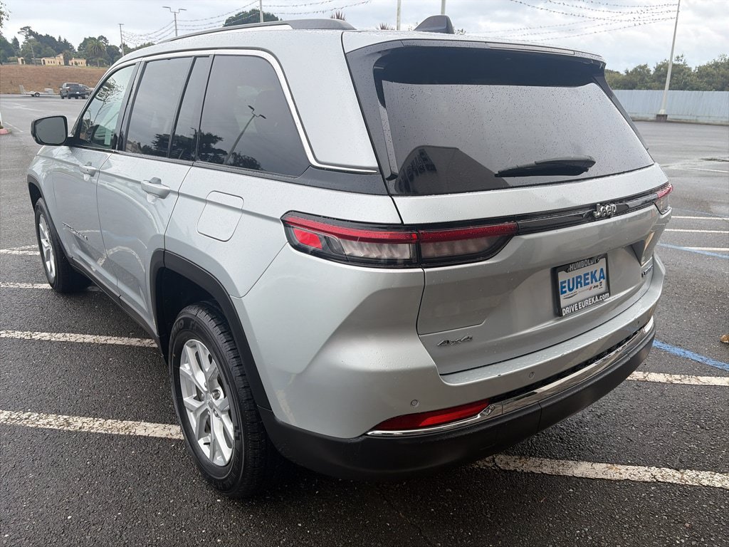 Used 2023 Jeep Grand Cherokee Limited AWD/4WD image 3