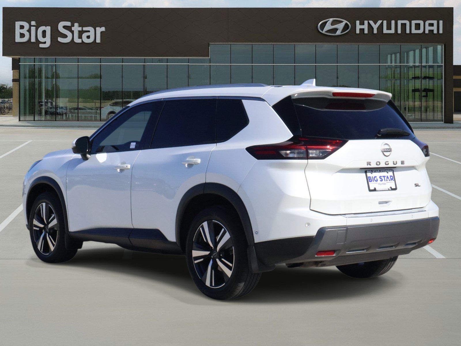 Used 2024 Nissan Rogue SL w/ SL Premium Package FWD image 3
