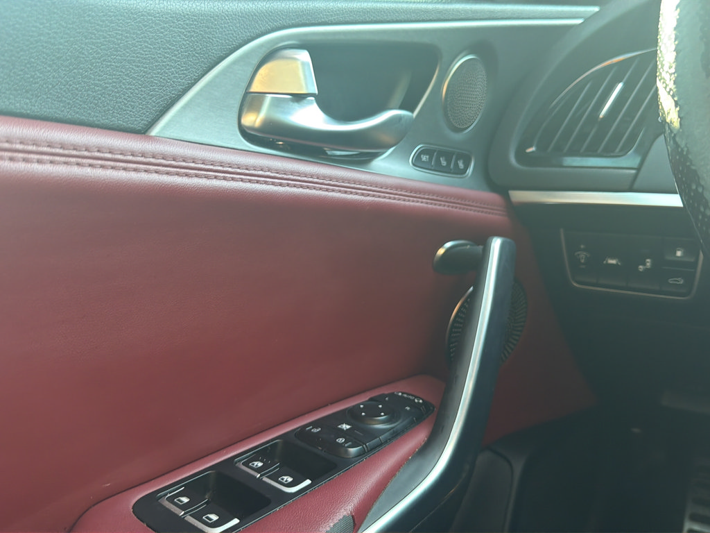 Used 2018 Kia Stinger GT2 AWD/4WD image 27