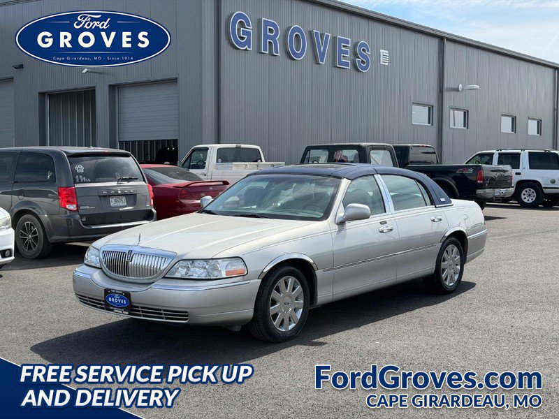 Used 2005 Lincoln Town Car Signature Limited image 1