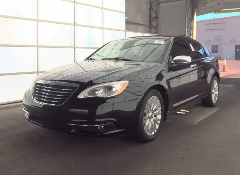 Used 2011 Chrysler 200 Limited FWD image 1