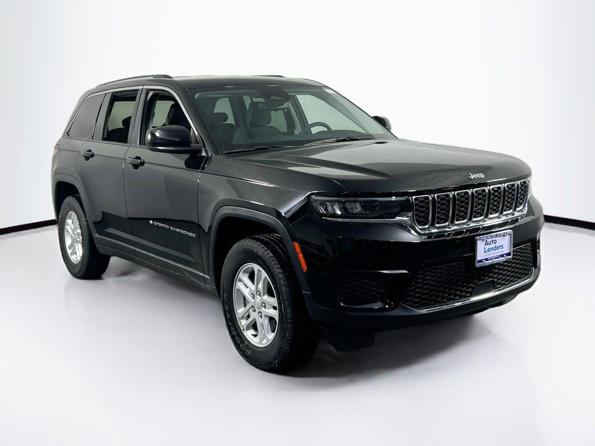 Used 2023 Jeep Grand Cherokee Laredo w/ Luxury Tech Group I AWD/4WD image 3