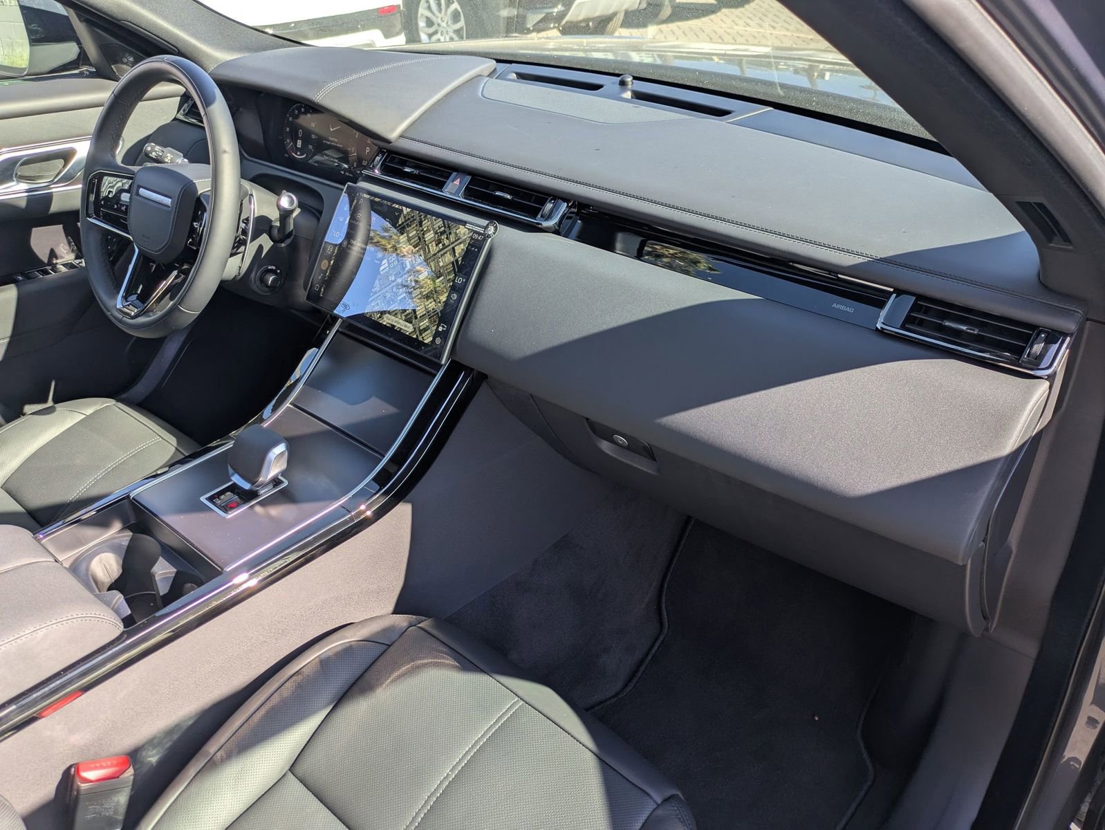 New 2026 Land Rover Range Rover Velar Dynamic SE image 27