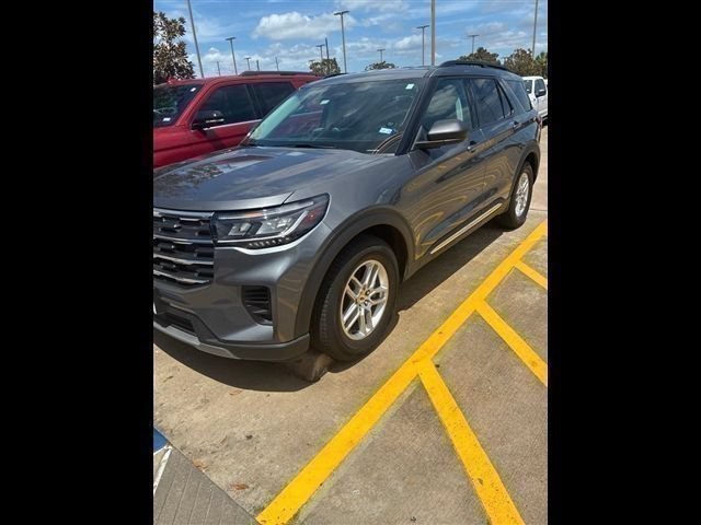 Used 2025 Ford Explorer Active RWD image 2