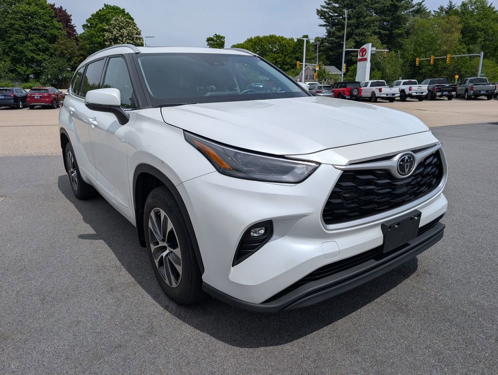 Used 2022 Toyota Highlander XLE AWD/4WD image 8