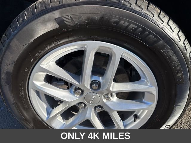 Used 2025 Jeep Grand Cherokee Laredo X image 9