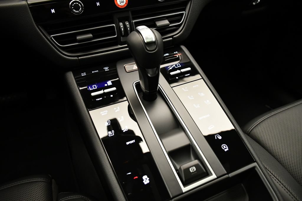 Certified 2026 Porsche Macan Turbo AWD/4WD image 32