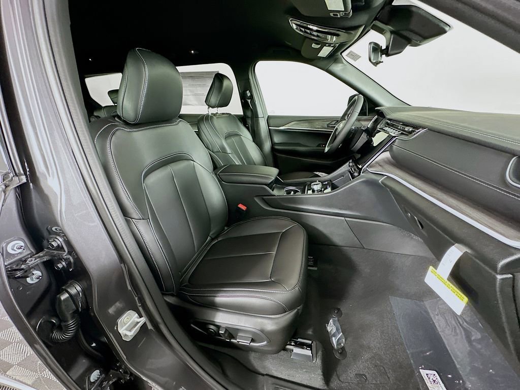 New 2025 Jeep Grand Cherokee L Limited w/ Black Appearance Package image 36
