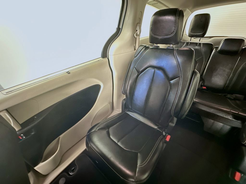 Used 2023 Chrysler Pacifica Touring-L FWD image 12