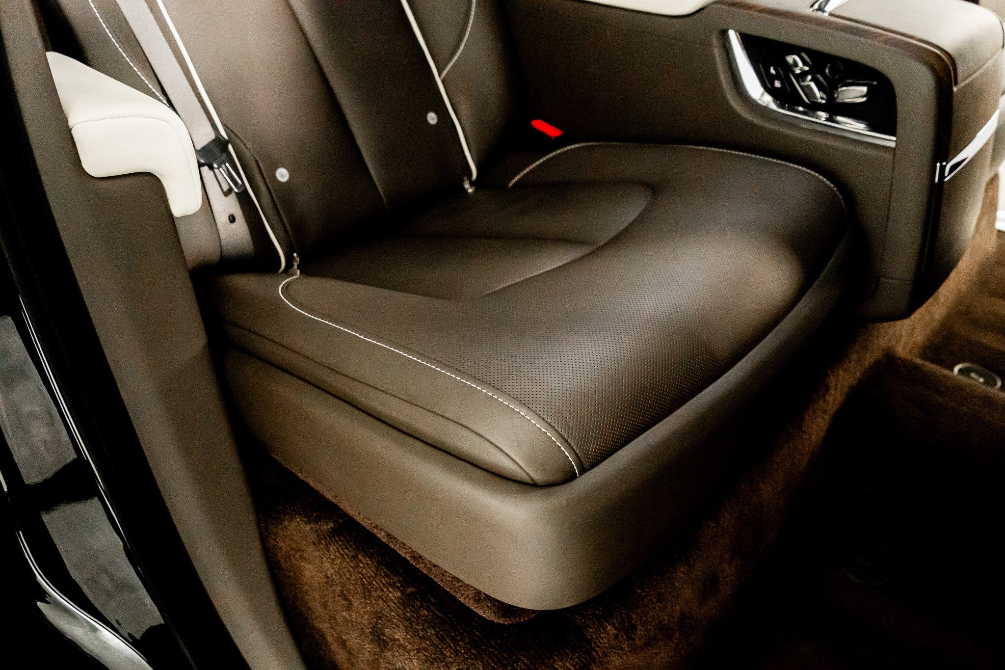 Used 2023 Rolls-Royce Cullinan w/ Cullinan Package image 26