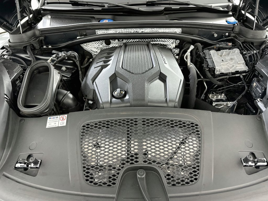 Certified 2024 Porsche Macan AWD/4WD image 32
