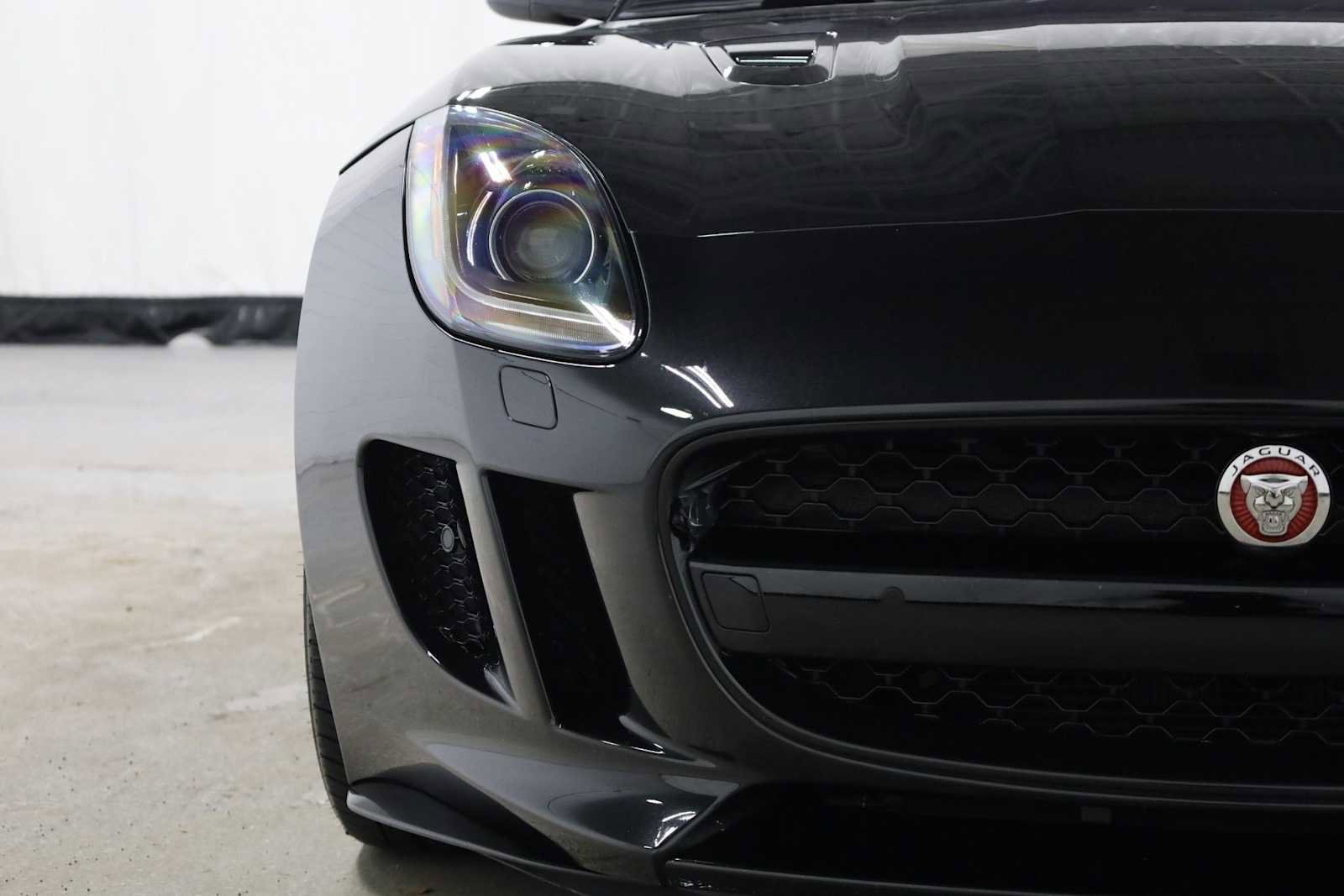 Used 2017 Jaguar F-TYPE R image 15