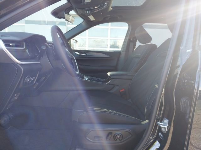 New 2025 Jeep Grand Cherokee L Laredo w/ Luxury Tech Group I image 3