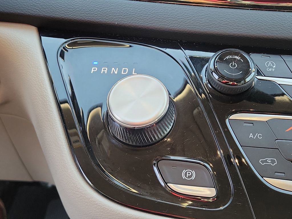 Certified 2023 Chrysler Pacifica Touring-L image 10