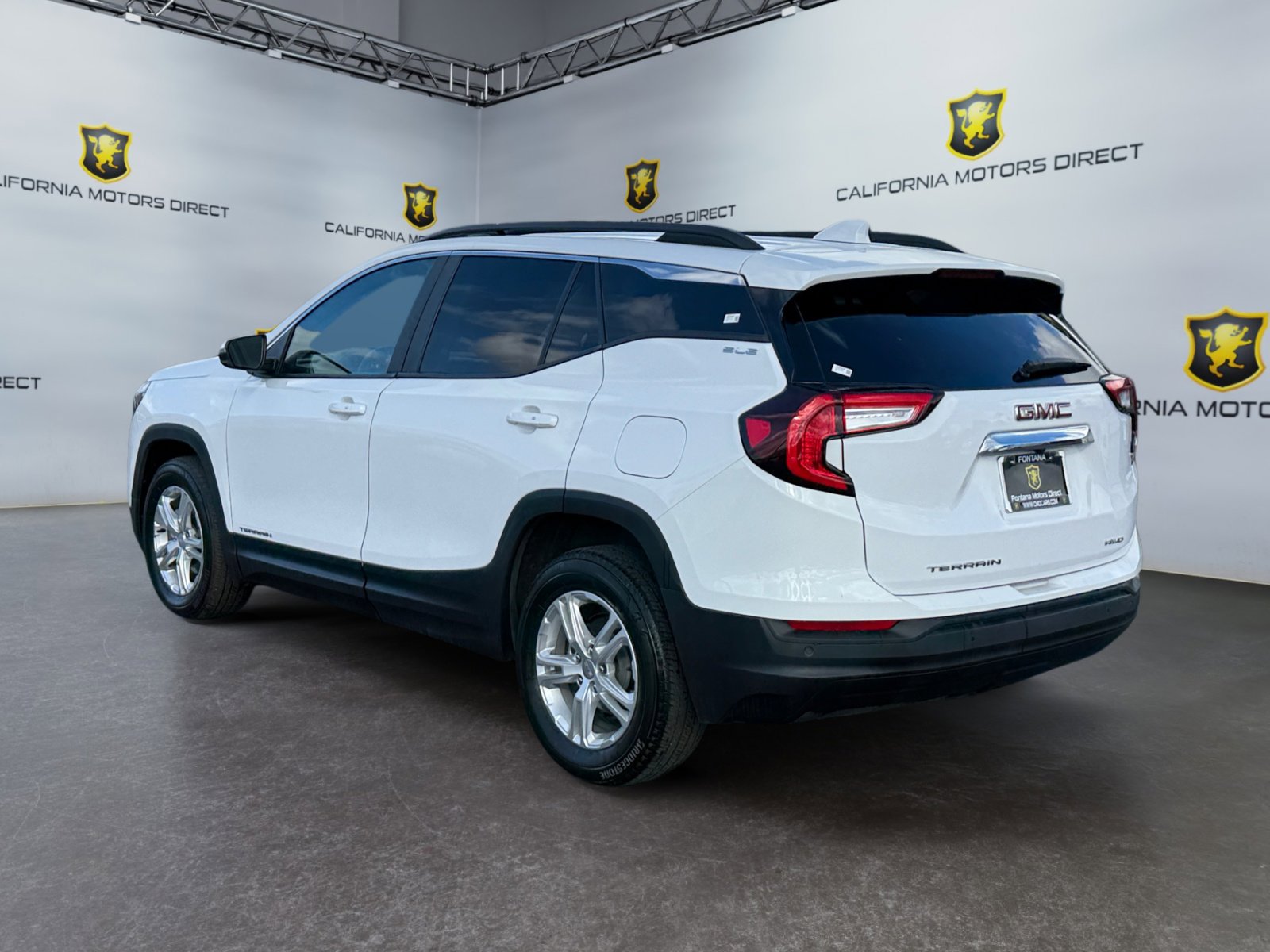 Used 2023 GMC Terrain SLE w/ Driver Convenience Package image 3